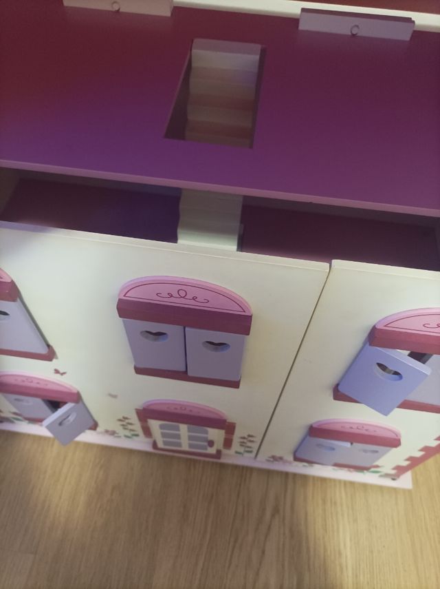 Casa de muñecas de madera