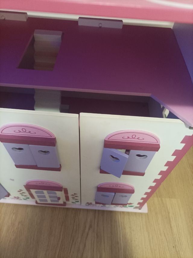 Casa de muñecas de madera