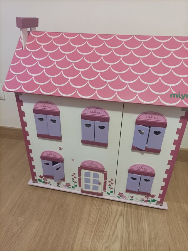 Casa de muñecas de madera