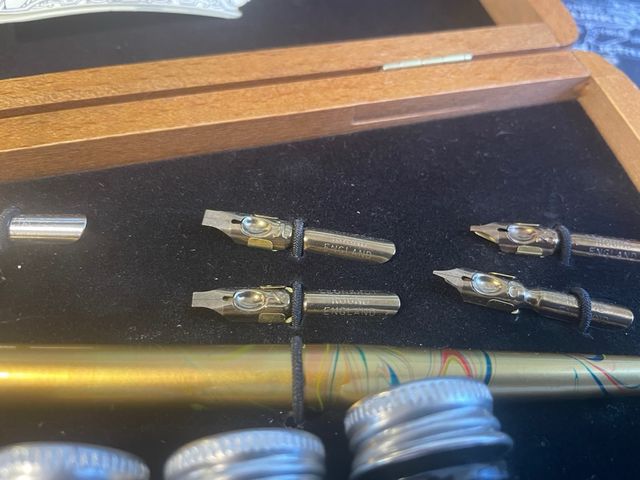 Kit de pluma y caja de madera