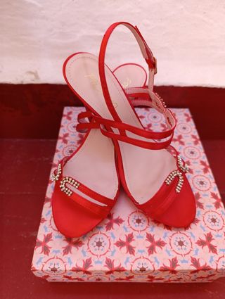 Sandalias de tacon color rojo con stras 