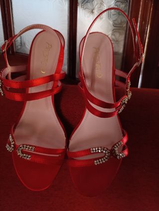 Sandalias de tacon color rojo con stras 