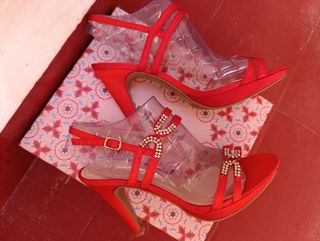 Sandalias de tacon color rojo con stras 