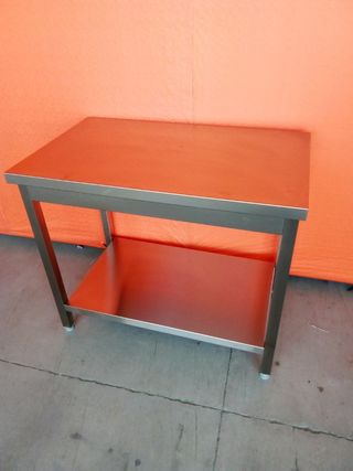 🔲 Mesa Central de acero con 1 Estante