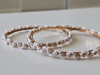 Set bracciali color oro e perle
