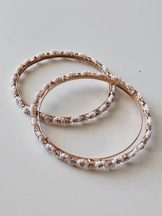 Set bracciali color oro e perle