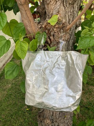 Bolsa de playa plateada