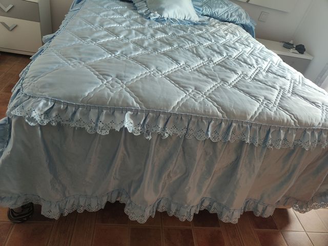 Edredón azul volante.220x142