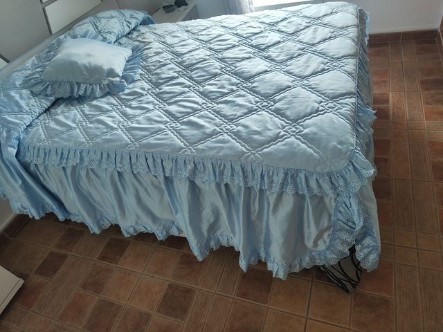 Edredón azul volante.220x142