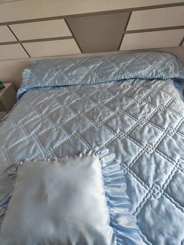 Edredón azul volante.220x142