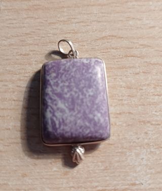 Colgante de charoita y plata de ley