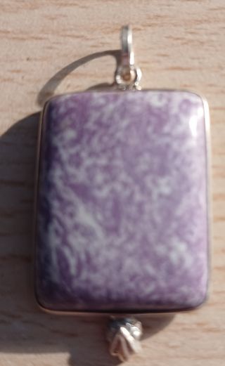 Colgante de charoita y plata de ley