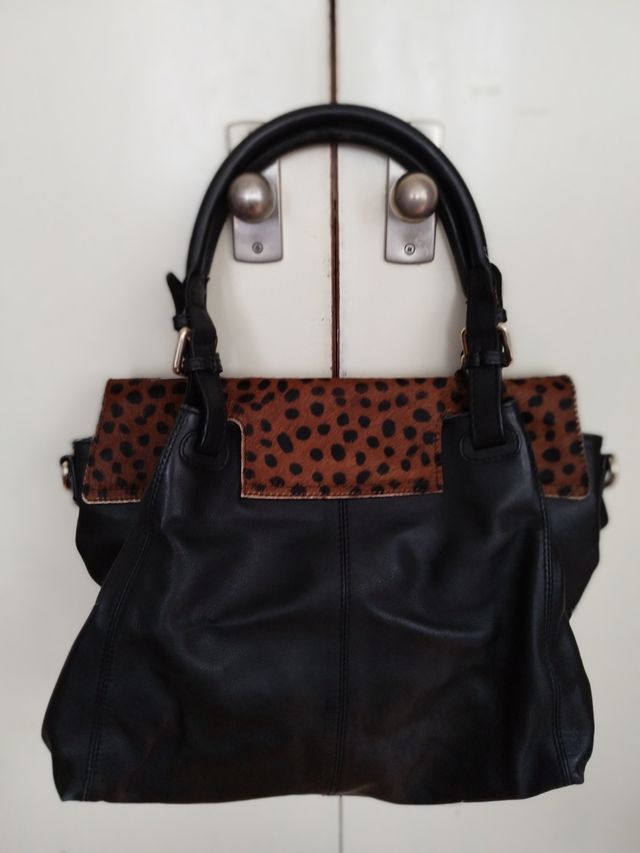 Precioso bolso de piel con solapas de pe