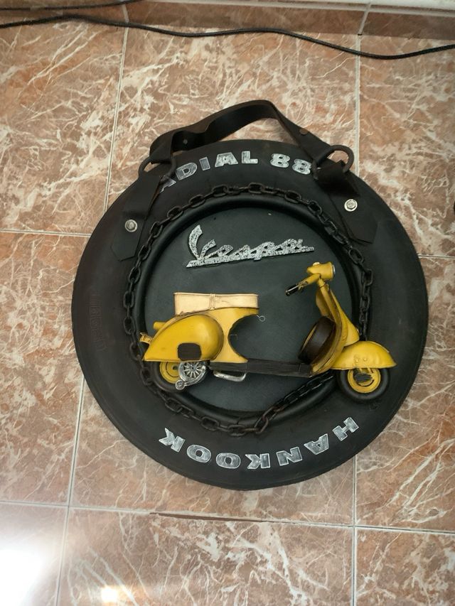 Adorno vespa pared
