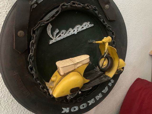 Adorno vespa pared