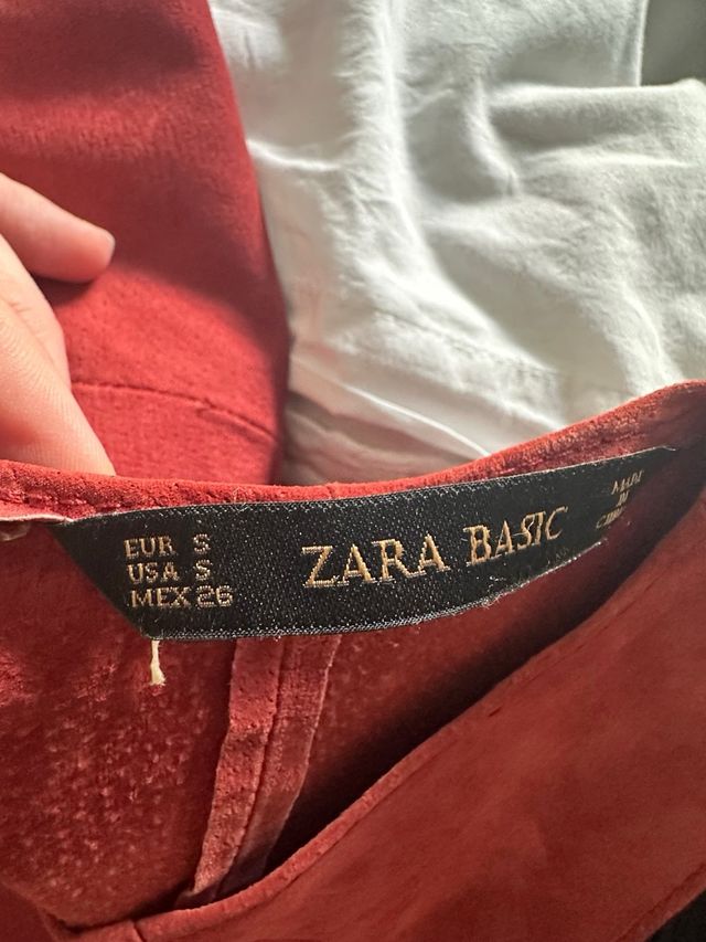 Vestido de tirantes de ante. Zara.