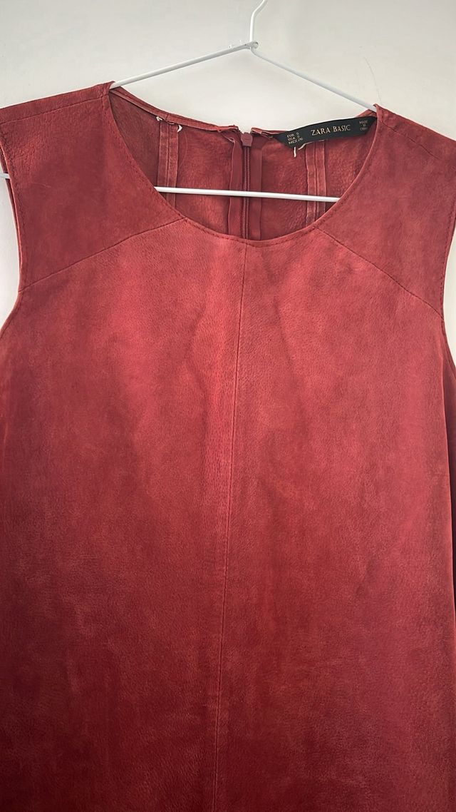 Vestido de tirantes de ante. Zara.