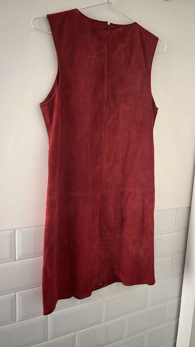 Vestido de tirantes de ante. Zara.