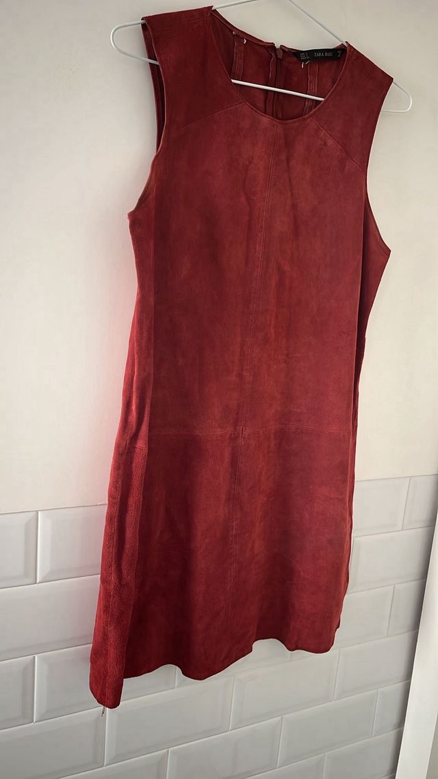 Vestido de tirantes de ante. Zara.