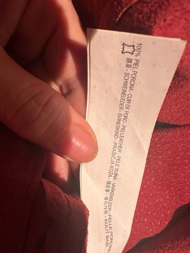 Vestido de tirantes de ante. Zara.