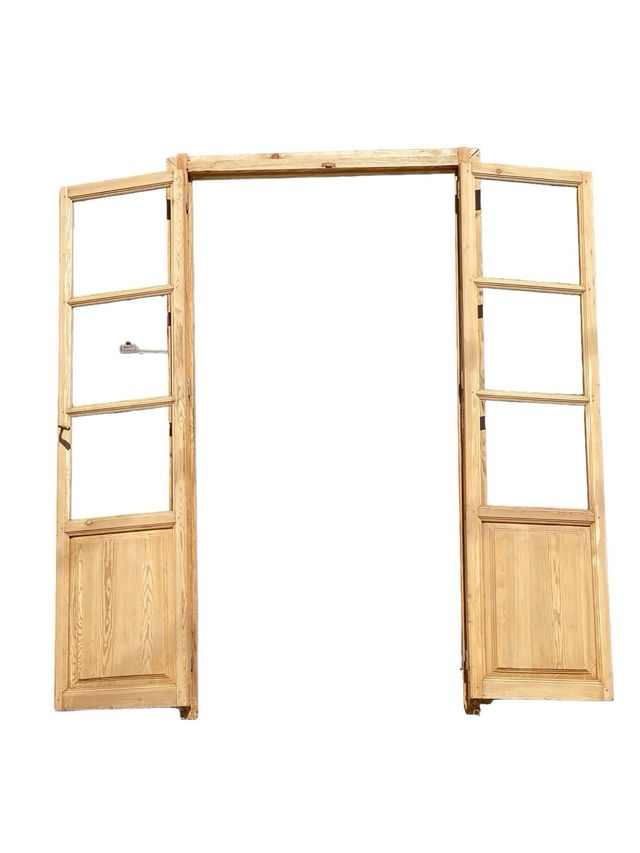 Puerta antigua grande de madera