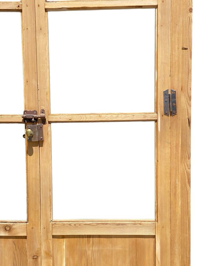 Puerta antigua grande de madera