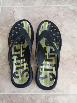 Lote de dos chanclas de dedo, talla 44