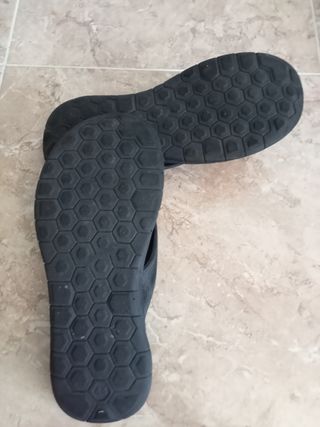 Lote de dos chanclas de dedo, talla 44
