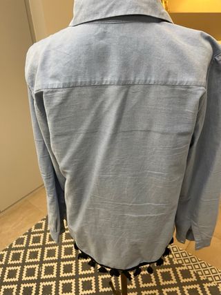 Camisa azul con detalle borlas - uterque 