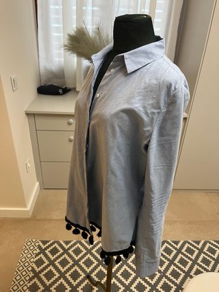 Camisa azul con detalle borlas - uterque 
