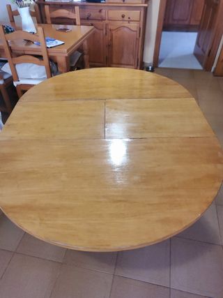 Mesa de comedor de madera color miel. En Guardamar