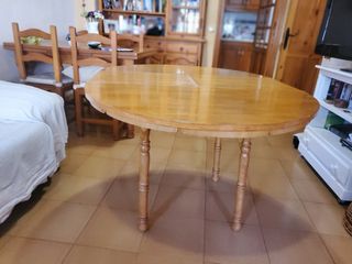 Mesa de comedor de madera color miel. En Guardamar