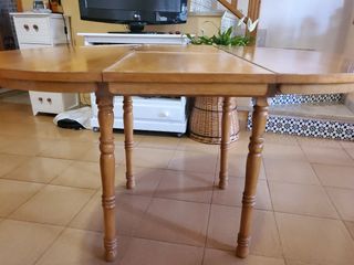 Mesa de comedor de madera color miel. En Guardamar