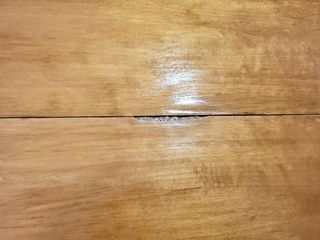 Mesa de comedor de madera color miel. En Guardamar