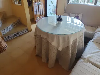 Mesa de comedor de madera color miel. En Guardamar