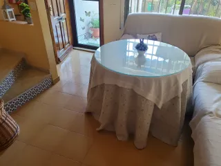 Mesa de comedor de madera color miel. En Guardamar