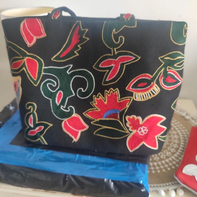 Bolso de hombro con bordados