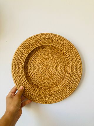 Platos bajo platos de ratan vintage