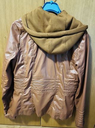 Chaquetas y abrigos variados.