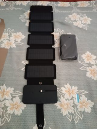 Cargador panel solar plegable.