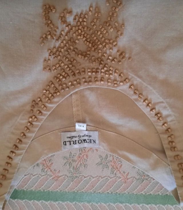 Vestito in lino con ricami al collo.