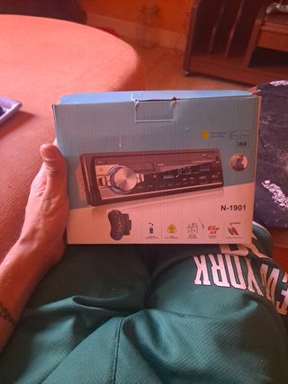 Radio con Bluetooth y mando universal