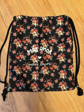 Mochila negra con flores