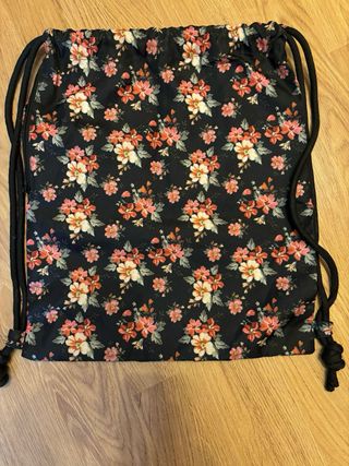 Mochila negra con flores