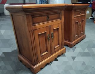 2 Mesitas y 1 cómoda de madera maciza