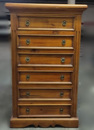 2 Mesitas y 1 cómoda de madera maciza