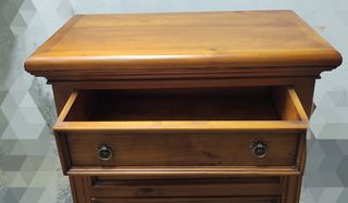 2 Mesitas y 1 cómoda de madera maciza