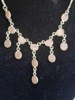 Delicado collar de cuarzo rosa