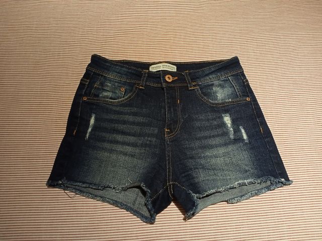 SHORT BERSHKA, TALLA 36.