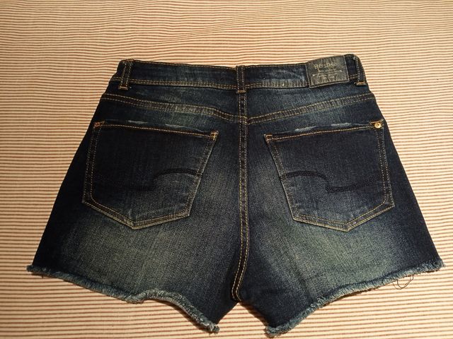 SHORT BERSHKA, TALLA 36.